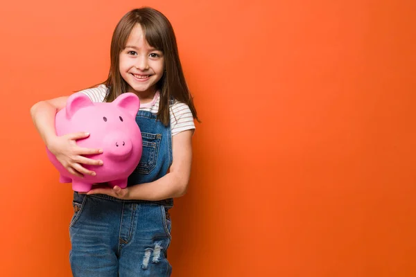 Porträt Eines Schönen Kleinen Mädchens Das Ein Sparschwein Trägt Und — Stockfoto