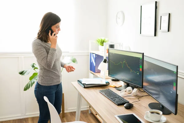 Mulher Atraente Bem Sucedida Falando Telefone Com Clientes Enquanto Escritório — Fotografia de Stock