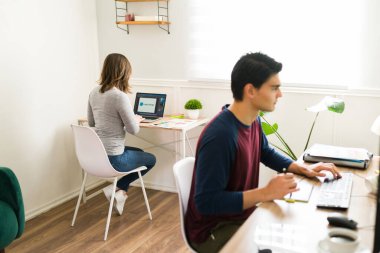 Ofisteki iş arkadaşları bilgisayar başında çalışırken ve yeni bir proje tasarlarken görülmüş. 