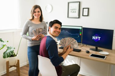 Güzel bir yüzüncü yıl çifti evden çalışıyor ve NFT sanat koleksiyonları alıp satarak çok para kazanıyor.