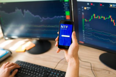 Para iadesi olmayan jeton. Akıllı telefonuyla NFT sanat koleksiyonu alıp satan bir Z jenerasyonunu kapat. 