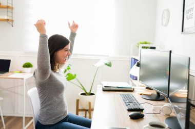 Bir sürü para kazandım! Heyecanlı genç kadın ve broker borsanın yükselişini izlerken gülüyorlar.