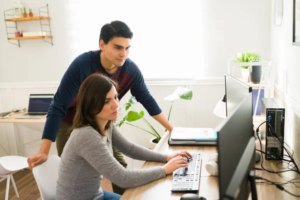 Pareja Centenaria Compañeros Trabajo Trabajando Juntos Comprobando Mercado Valores — Foto de Stock