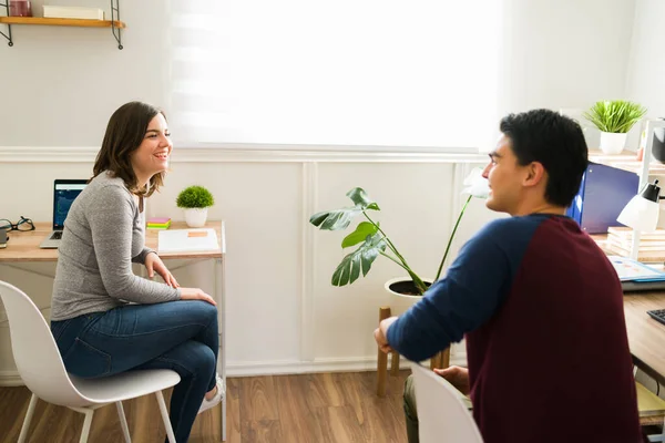 Casal Animado Rindo Conversando Enquanto Trabalhava Remotamente Casa Colegas Felizes — Fotografia de Stock