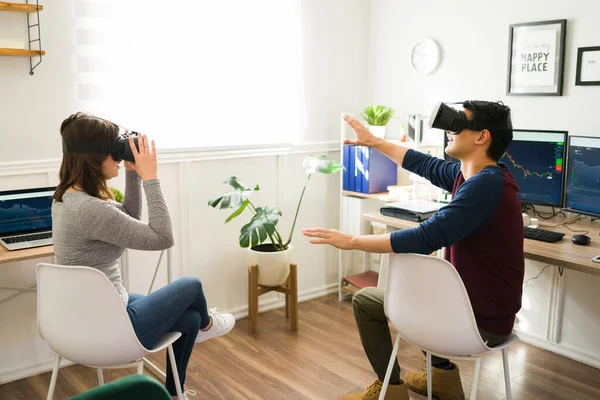 Gen Συνεργάτες Στο Γραφείο Χρησιμοποιώντας Γυαλιά Εικονικής Πραγματικότητας Ενώ Εργάζονται — Φωτογραφία Αρχείου