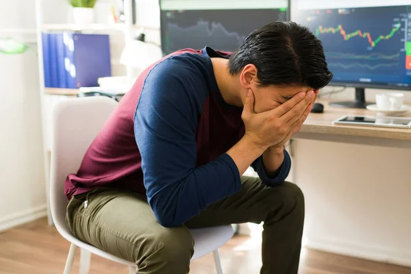 Não Acredito Que Perdi Dinheiro Deprimido Homem Corretor Olhando Triste — Fotografia de Stock