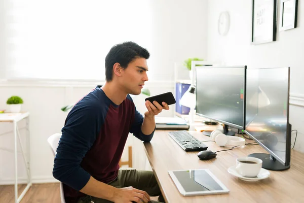 Jovem Corretor Hispânico Falando Telefone Enquanto Negociação Ações Investir Bitcoins — Fotografia de Stock