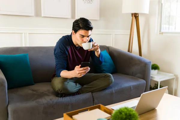 Den Spanske Unge Mannen Dricker Kaffe Och Jobbar Distans Hemma — Stockfoto