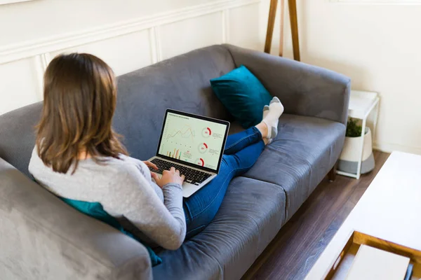 집에서 일하는 차트를 온라인 주식에 투자하는 — 스톡 사진