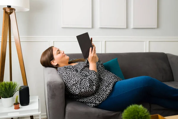 聪明的肥胖年轻女性在家里的闲暇时间读一本好书 — 图库照片