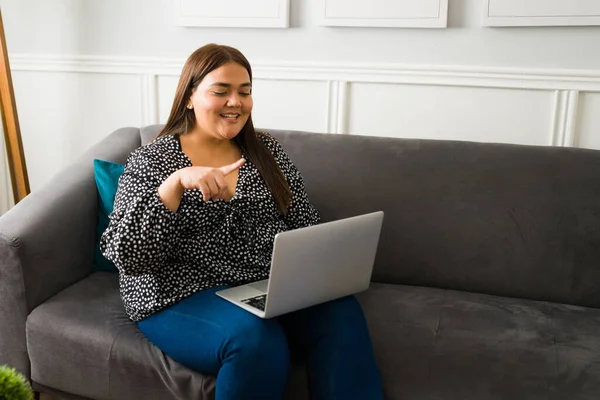 在笔记本电脑的视频通话中 快乐的卷曲的女人微笑着 体重超标的年轻妇女在家工作 — 图库照片