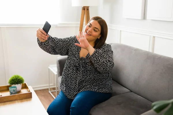 Gembira Ditambah Ukuran Wanita Tersenyum Dan Menyapa Teman Temannya Selama — Stok Foto