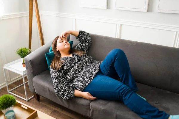 Triste Grosse Femme Sentant Fatiguée Déprimée Tout Reposant Sur Canapé — Photo