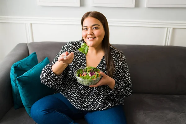 Hermosa Mujer Latina Comiendo Una Ensalada Verde Saludable Mujer Joven —  Fotos de Stock