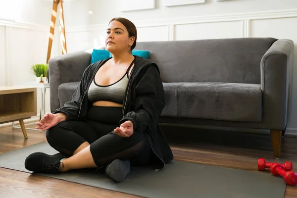 Mujer Joven Grande Haciendo Entrenamiento Yoga Casa Mujer Gorda Relajada — Foto de Stock