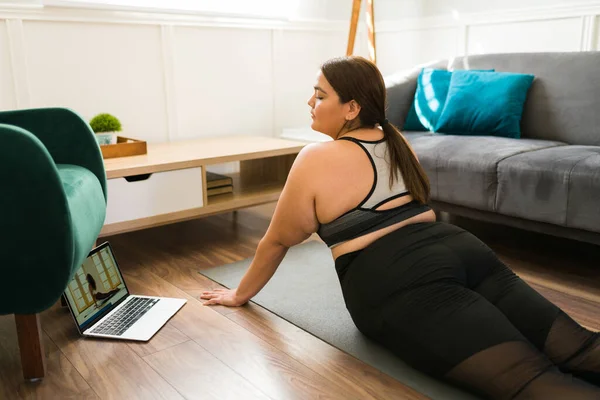 Artı Etkin Giyimli Kadın Yoga Dinlenme Egzersizi Yapıyor Kıvrımlı Genç — Stok fotoğraf