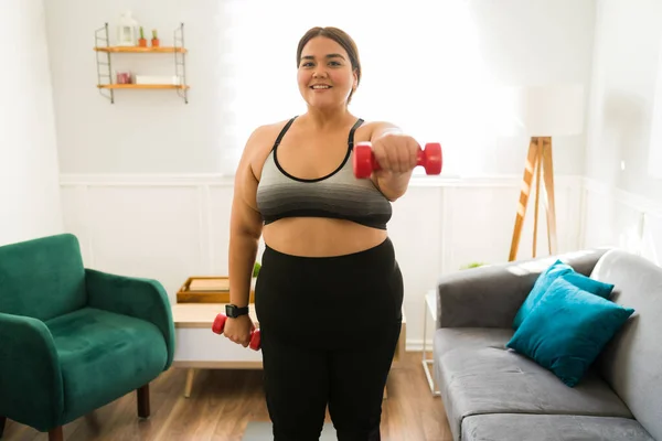 一个快乐而肥胖的女人举重并为自己减肥目标的进展而兴奋的画像 — 图库照片