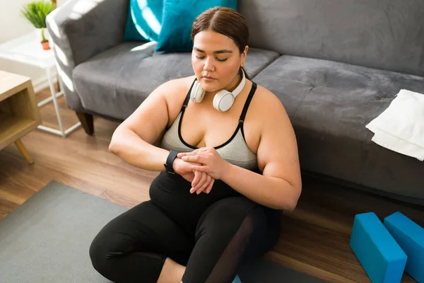 体重を減らすために行使する前に 彼女のスマートウォッチ上のワークアウトアプリを使用してアクティブな肥満女性 — ストック写真