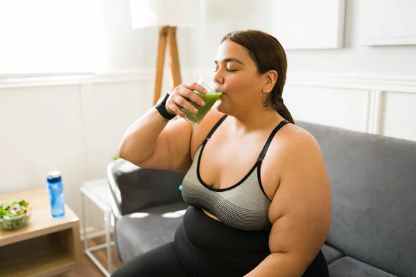 Egészséges Kanyargós Fogyókúrázik Zöld Levet Iszik Mielőtt Edz Fogyókúrára — Stock Fotó