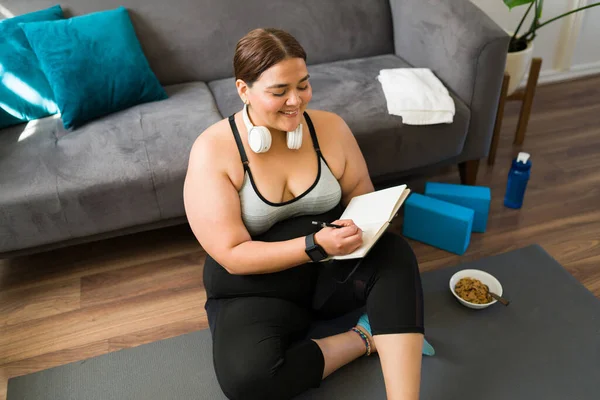 Dieta Exitosa Mujer Obesa Feliz Sonriendo Sintiéndose Feliz Mientras Usa —  Fotos de Stock