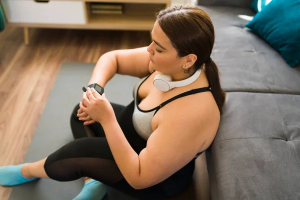 Latin Femme Surpoids Regardant Smartwatch Préparant Pour Entraînement Maison — Photo