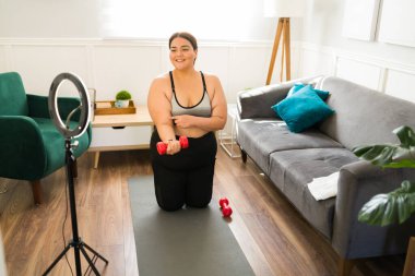 Kıvrımlı obez kadın etkileyicisi sosyal medyada takipçileri için yaptığı çalışmaları canlı olarak yayınlıyor. 