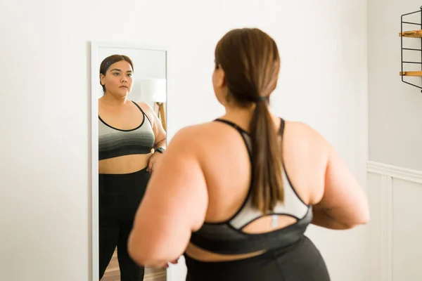 건강을 체중을 줄이는 인젊은 다이어트를 거울에 자신을 걱정하는 — 스톡 사진