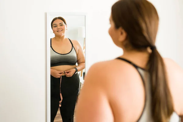 Gewichtsverlies Concept Opgewonden Zwaarlijvige Vrouw Voelt Zich Trots Zichzelf Voor — Stockfoto