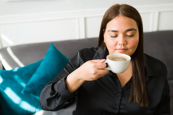 Morgens Riecht Nach Kaffee Lächelnde Dicke Frau Trinkt Eine Tasse — Stockfoto