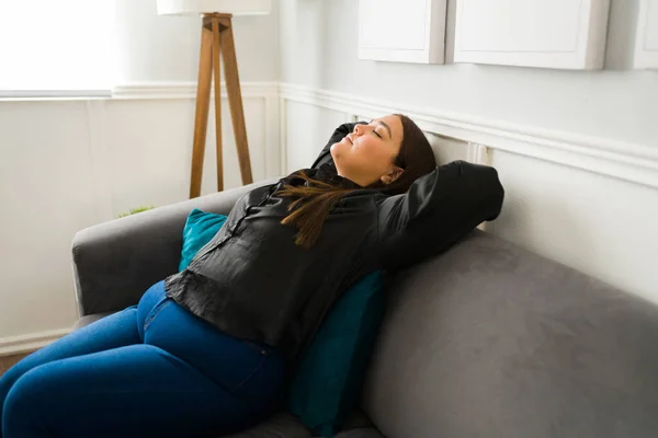 Είμαι Εξουθενωμένη Κουρασμένη Παχύσαρκη Γυναίκα Κλείνει Μάτια Της Και Χαλαρώνει — Φωτογραφία Αρχείου
