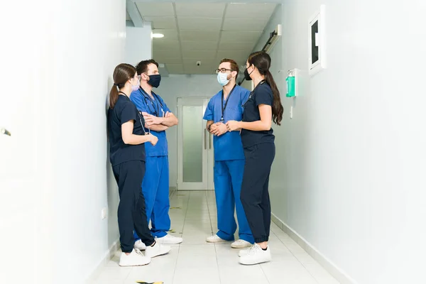 Equipa Médica Quatro Médicos Cirurgiões Discutindo Sobre Paciente Doente Corredor — Fotografia de Stock