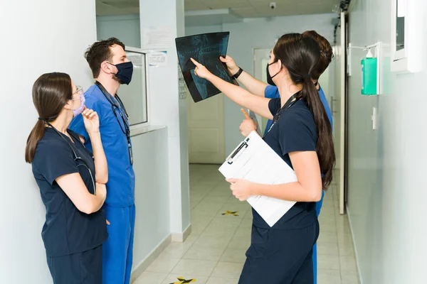 Equipe Médica Olhando Para Raios Paciente Ferido Com Osso Quebrado — Fotografia de Stock