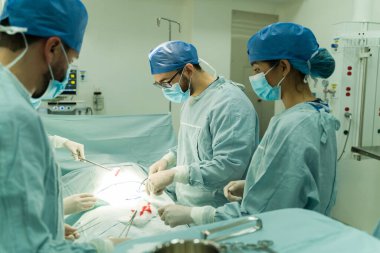 Cerrahlar ve tıbbi ekip hastanedeki yaralı bir hastaya ameliyat ve acil durum