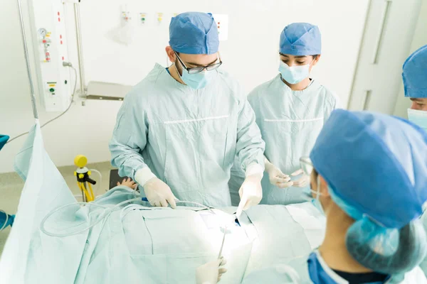 Alto Ângulo Uma Equipe Médica Hospital Realizando Uma Cirurgia Paciente — Fotografia de Stock