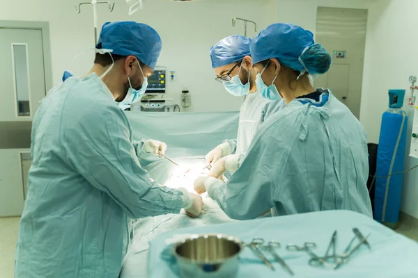 Cirurgiões Confiantes Esfoliação Azul Usando Instrumentos Cirúrgicos Tentando Salvar Vida — Fotografia de Stock