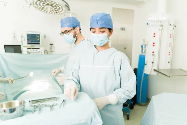 Beautiful Latin Medical Nurse Handing Surgical Instruments Surgeon Performing Emergency — ストック写真