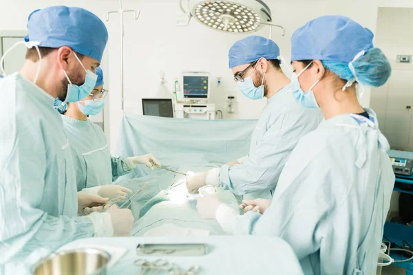 Χειρουργοί Γιατροί Και Νοσοκόμες Που Εργάζονται Επείγουσα Χειρουργική Επέμβαση Στο — Φωτογραφία Αρχείου