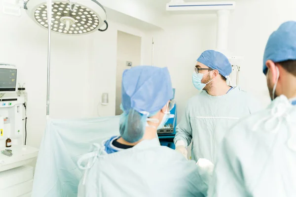 Bělošští Chirurgové Při Pohledu Obrazovku Při Použití Laparoskopické Kamery Během — Stock fotografie