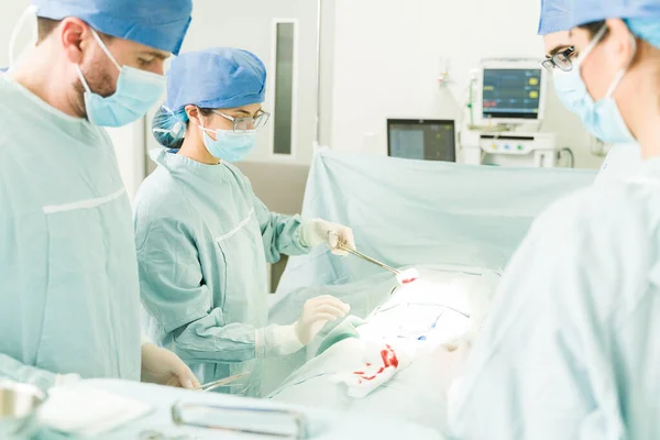 Latinská Žena Chirurg Čištění Zraněného Pacienta Během Nouzové Operace Nemocnici — Stock fotografie