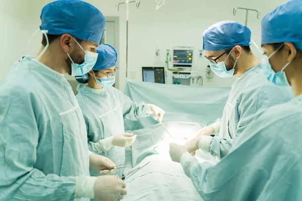 Lékařský Personál Pracuje Naléhavém Případu Chirurgové Muži Ženy Provádějící Operaci — Stock fotografie