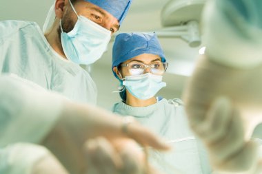 Acil ameliyat. İki başarılı cerrah bir tıbbi ekiple ameliyat yapıyor.