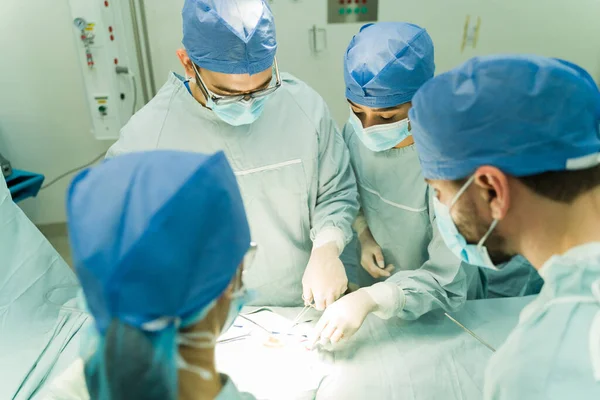 Vysoký Úhel Pohledu Týmu Chirurgů Provádějících Operaci Pacienta Nemocnici — Stock fotografie