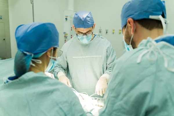 Впевнений Чоловічий Хірург Рятує Життя Пацієнта Важкою Хірургією Медичний Персонал — стокове фото