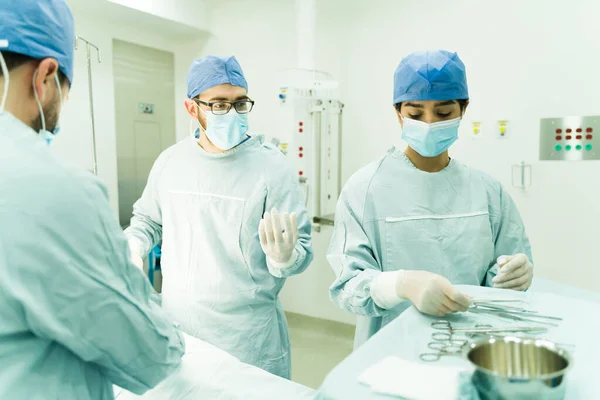急诊病人时 专心致志的外科医生向护士求医 — 图库照片