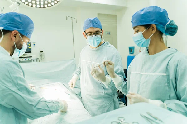 Медсестра Помогает Операции Передает Скальпель Хирургу Операционной — стоковое фото