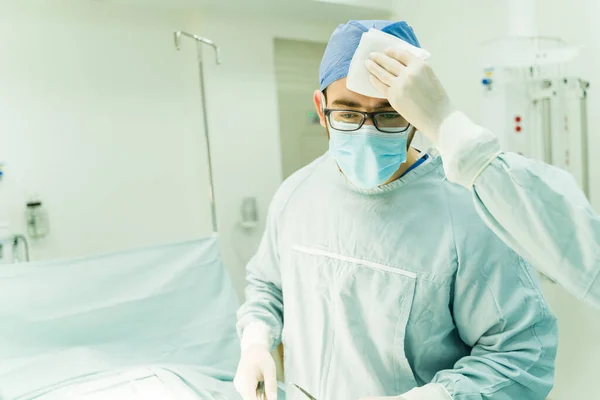 Vyčerpání Mužský Chirurg Pocit Únavy Pocení Při Provádění Obtížné Operace — Stock fotografie