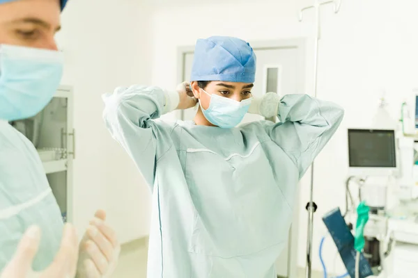 Beautiful Surgeon Face Mask Putting Scrubs Perform Difficult Surgery Operating — 스톡 사진