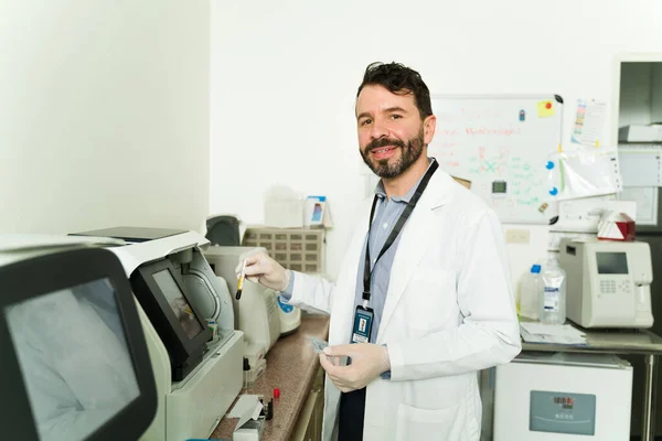 Retrato Técnico Atraente Que Trabalha Com Amostras Sangue Laboratório Médico — Fotografia de Stock