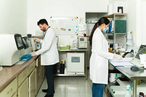 Biyokimyacı Teknisyen Tıbbi Testler Yaparken Bir Analiz Laboratuvarında Birlikte Çalışıyorlar — Stok fotoğraf