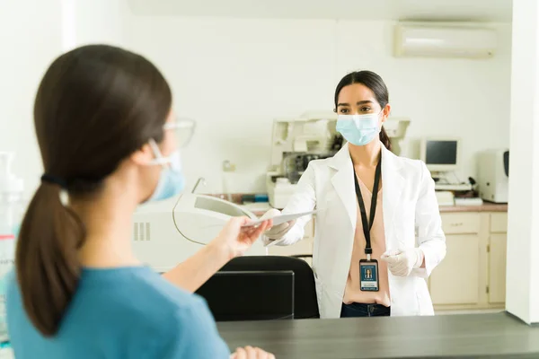 Technicien Professionnel Travaillant Dans Laboratoire Médical Analyse Distribuant Les Résultats — Photo